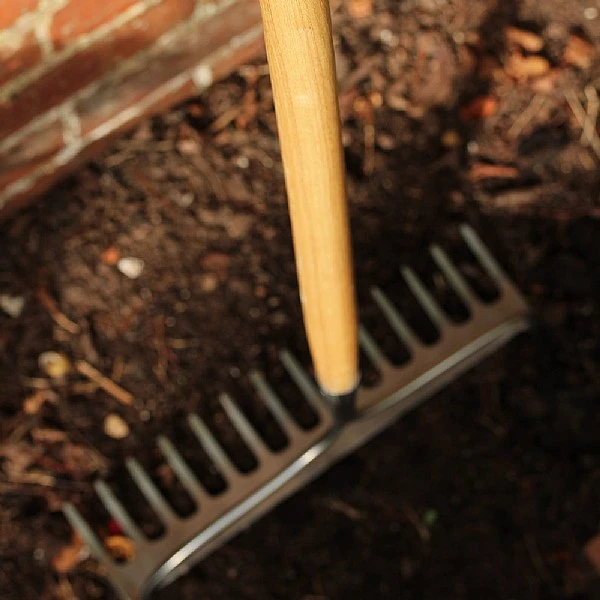 Kent & Stowe Stainless Steel Long Handled Soil Rake 7 Kent & Stowe Stainless Steel Long Handled Soil Rake - Image 5